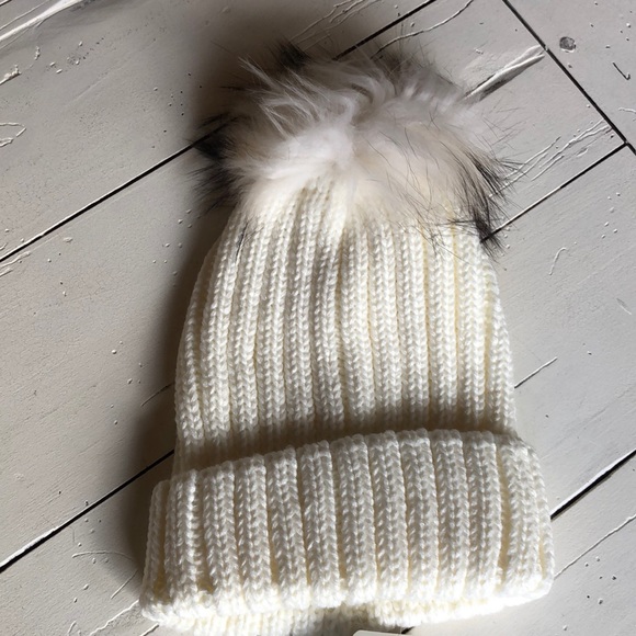La fiorentina White fur Pom Pom beanie hat NWT - Picture 3 of 6